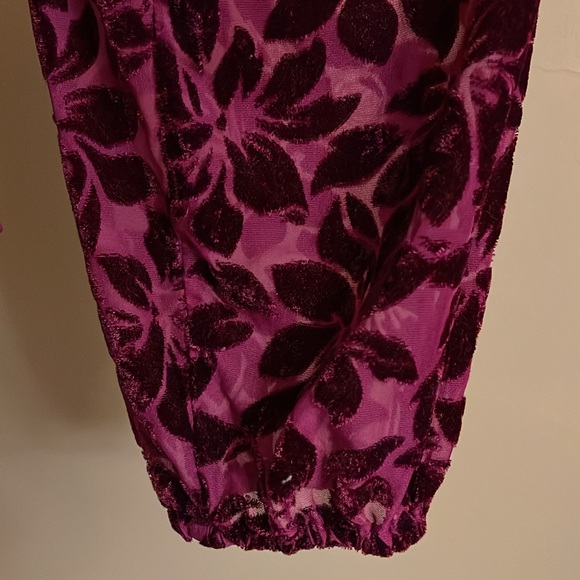 Velvet Burnout Torrid Size 2 Smocked TOP Sheer
Floral Sleeves Purple Wine Crop - Picture 12 of 17